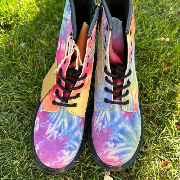 Dr. Martens Tie Dye Boots NWT size 5 - Picture 6 of 8